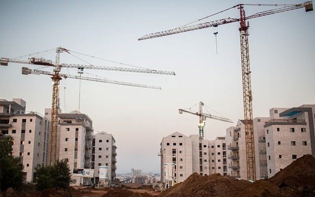 Illustrative photo of new apartment buildings under construction in the central Israeli city of Ra'anana, on July 25, 2015. (Hadas Parush/Flash90)