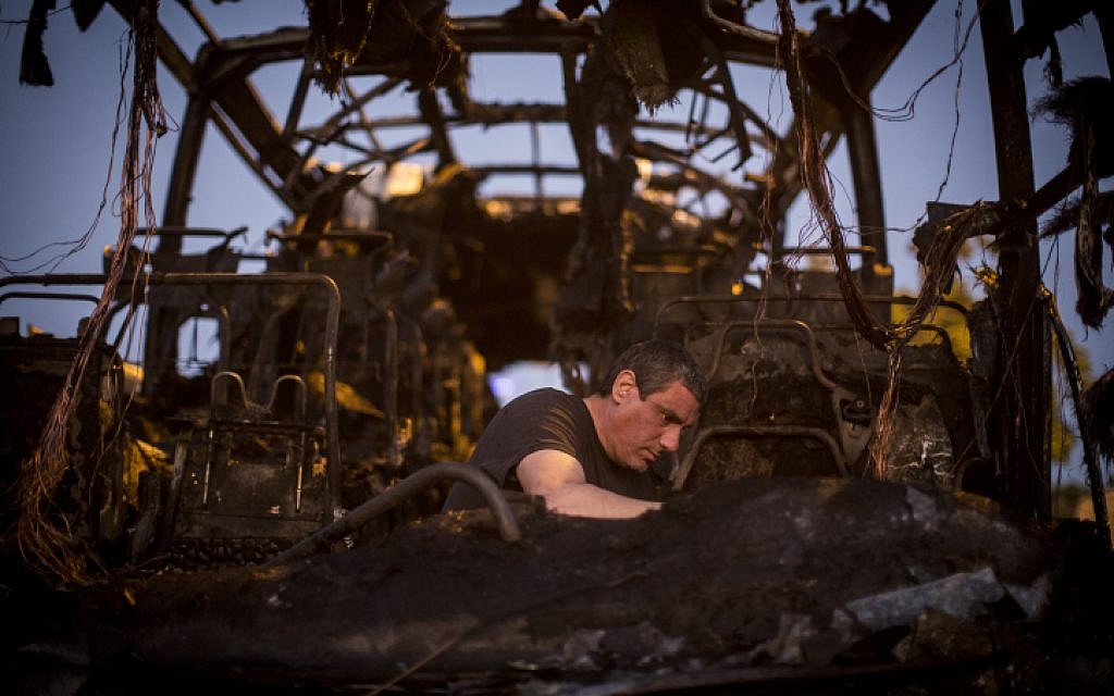 Israeli police forensics examine the scene of a bus bombing in Jerusalem on April 18, 2016. (Hadas Parush/FLASh90)