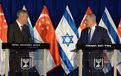 Prime Minister Benjamin Netanyahu (R) and Singapore Prime Minister Lee Hsien Loong seen during the welcome ceremony at the Prime Minister office in Jerusalem on April 19, 2016. (Haim Zach / GPO)