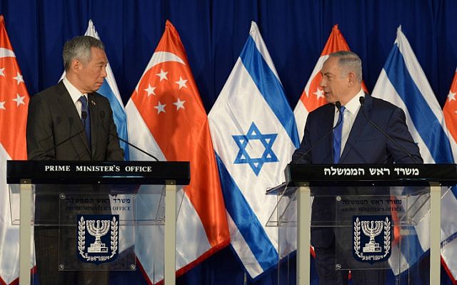 Prime Minister Benjamin Netanyahu (R) and Singapore Prime Minister Lee Hsien Loong seen during the welcome ceremony at the Prime Minister office in Jerusalem on April 19, 2016. (Haim Zach / GPO)