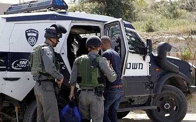 Israeli border police detain a Palestinian man near Hebron on 24 April 2016. (Wisam Hashlamoun/Flash90)