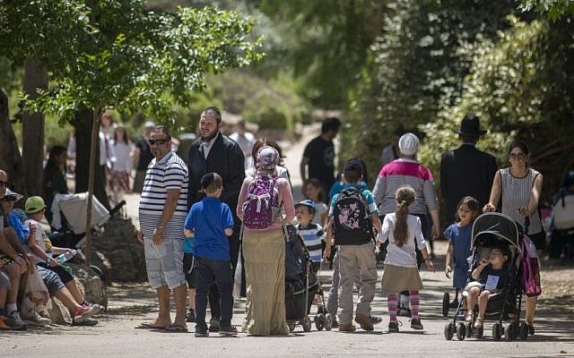 Israelis visit Jerusalem's Biblical Zoo during Passover, April 24, 2016. (Yonatan Sindel/Flash90) Israelis visit Jerusalem's Biblical Zoo during Passover, April 24, 2016. (Yonatan Sindel/Flash90)