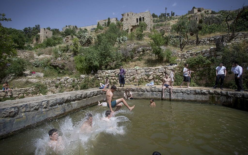 Israelis cool off at Lifta Spring in Jerusalem on April 26, 2016, as temperatures hit 40 degrees in some parts of the country. (Photo by Yonatan Sindel/Flash90)