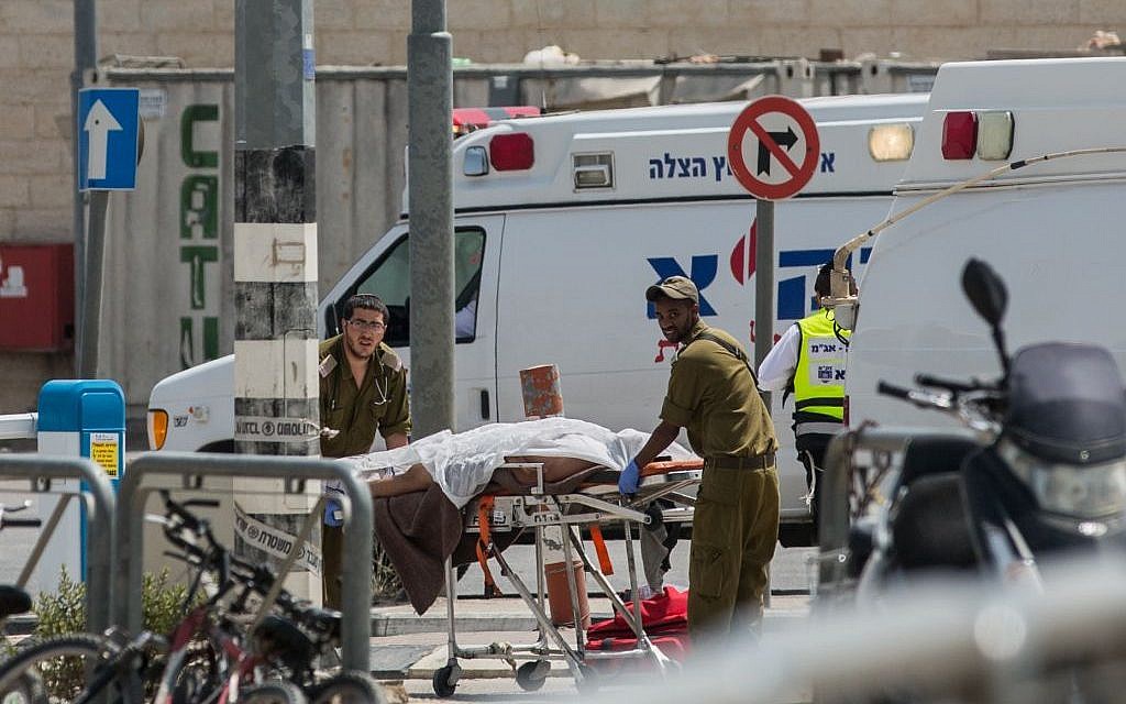Israeli army paramedics evacuate the body of a Palestinian man at the Qalandiya checkpoint after an alleged attempted stabbing attack, on April 27, 2016. (Yonatan Sindel/Flash90)