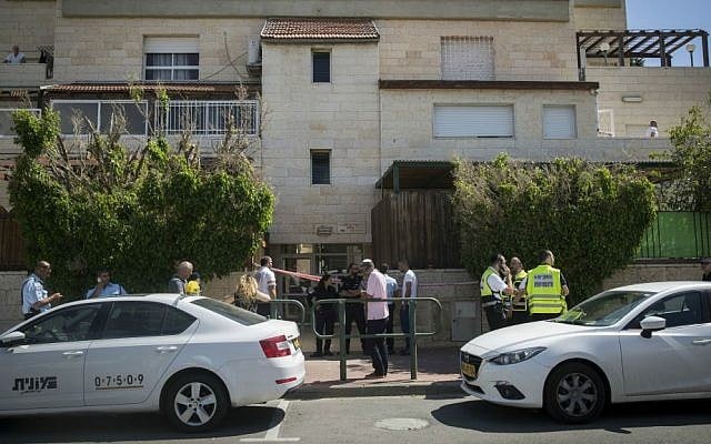 Police and medical personnel investigating a murder and suicide by a man and his wife at their home in Maaleh Adumim, south of Jerusalem, on April 28, 2016. (Hadas Parush/Flash90) 