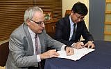 Haifa Rector Prof. David Faraggi (L) and ECNU President Chen Qun sign an agreement for the establishment of the Joint Laboratory (Courtesy)