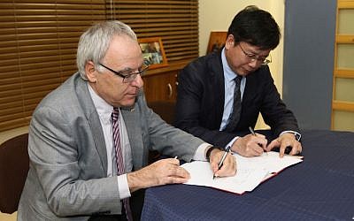 Haifa Rector Prof. David Faraggi (L) and ECNU President Chen Qun sign an agreement for the establishment of the Joint Laboratory (Courtesy)