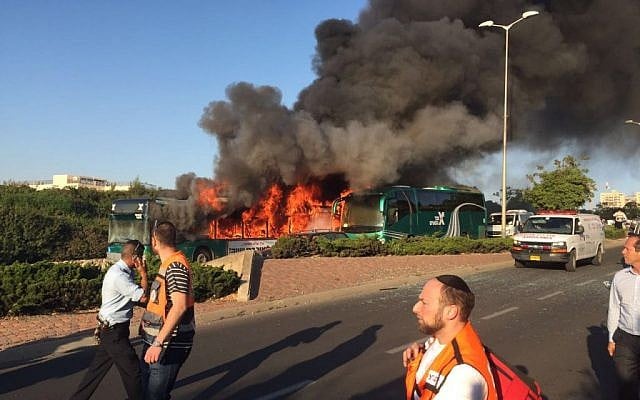 Two burning buses in Jerusalem. Police investigated the cause of the incident,  April 18, 2016. (Israel police)