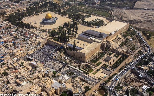A view from a helicopter of the priestly blessing at the Western Wall on April 25, 2016 (Israel Police)