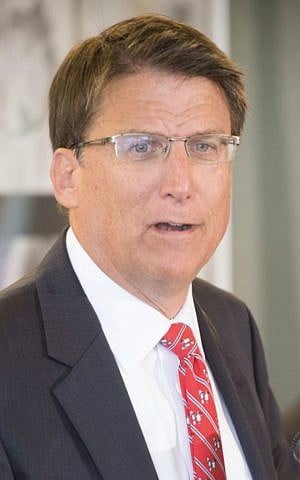 North Carolina's Republican Governor Pat McRory talks to the press in 2014 (Wikimedia Commons, NCDOTcommunications, CC BY 2.0) 
