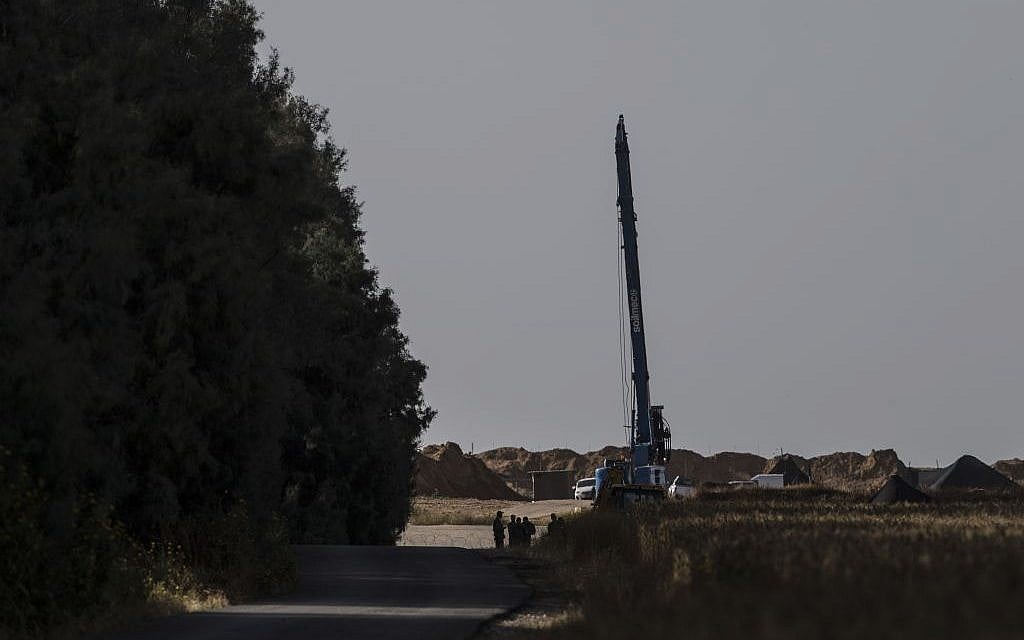 In this April 11, 2016 photo, an IDF drill searches for fighting tunnels on the border of southern Israel and Gaza. (AP photo / Tsafrir Abayov) In this April 11, 2016 photo, an IDF drill searches for fighting tunnels on the border of southern Israel and Gaza. (AP photo / Tsafrir Abayov)