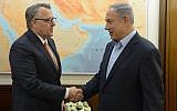 Motorola Solutions Chairman and CEO Greg Brown (left) shakes hands with Prime Minister Benjamin Netanyahu, April 13, 2016. (Amos Ben-Gershom/GPO)