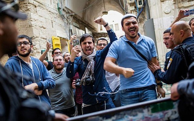 Israel Police hold back right-wing Jewish activists of the 'Temple Mount Faithful' movement outside the Temple Mount in Jerusalem's Old City, on April 10, 2016. (Corina Kern/Flash90)
