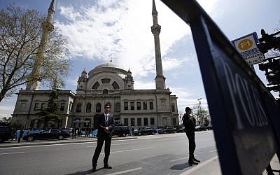 Security officers surround the Bezm-i Alem Valide Sultan Mosque as Turkey's President Recep Tayyip Erdogan attends Friday prayers inside during the 13th Organization of Islamic Cooperation, OIC, Summit in Istanbul, Friday, April 15, 2016. (AP Photo/Emrah Gurel)