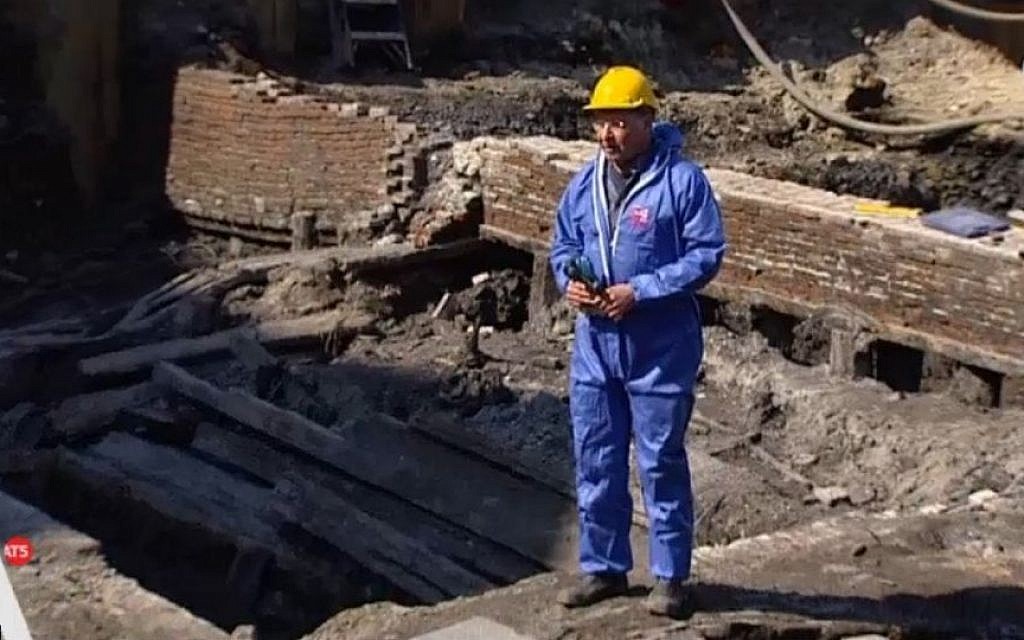 An archaeologist on the site of the remnants of a Jewish 17th-century slum in the center of the Dutch capital (at5.nl screenshot)