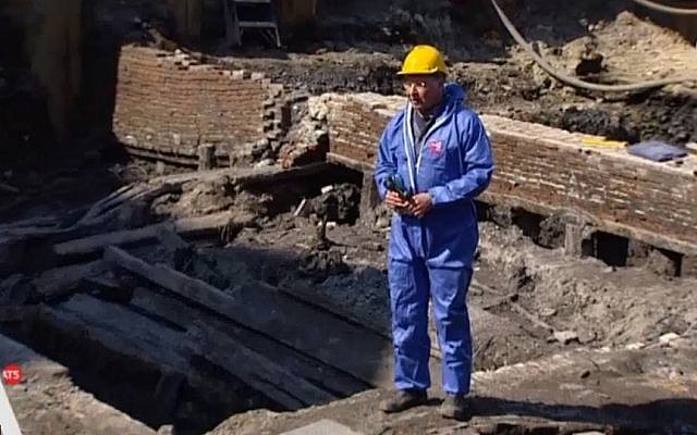 An archaeologist on the site of the remnants of a Jewish 17th-century slum in the center of the Dutch capital (at5.nl screenshot) An archaeologist on the site of the remnants of a Jewish 17th-century slum in the center of the Dutch capital (at5.nl screenshot)