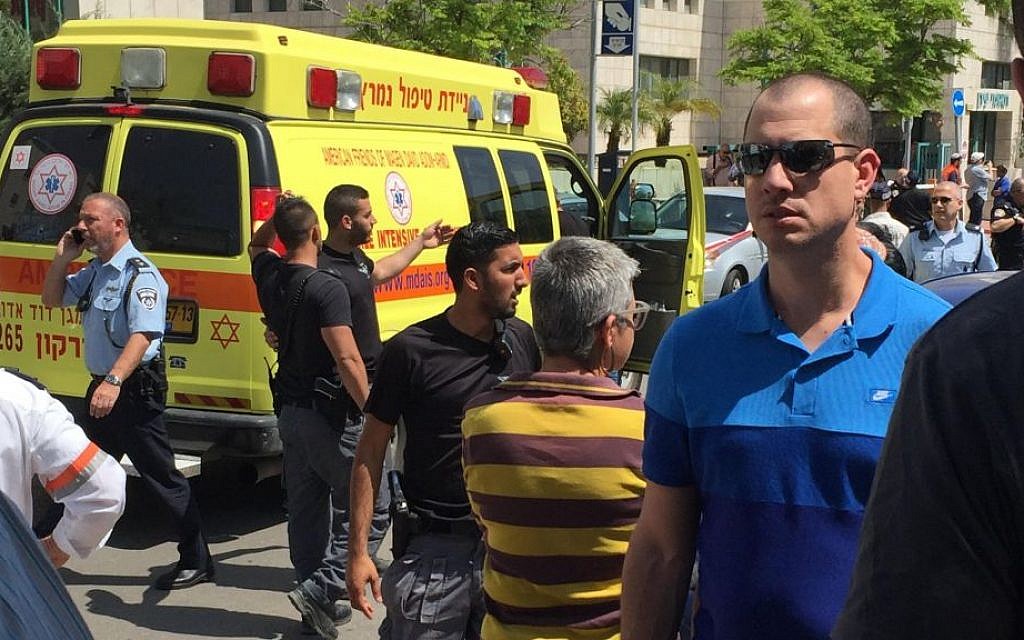 The scene of a stabbing attack in Rosh Ha'ayin on Sunday, April 3, 2016 (Barry Klatzkin)