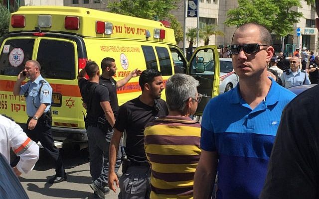 The scene of a stabbing attack in Rosh Ha'ayin on Sunday, April 3, 2016 (Barry Klatzkin)