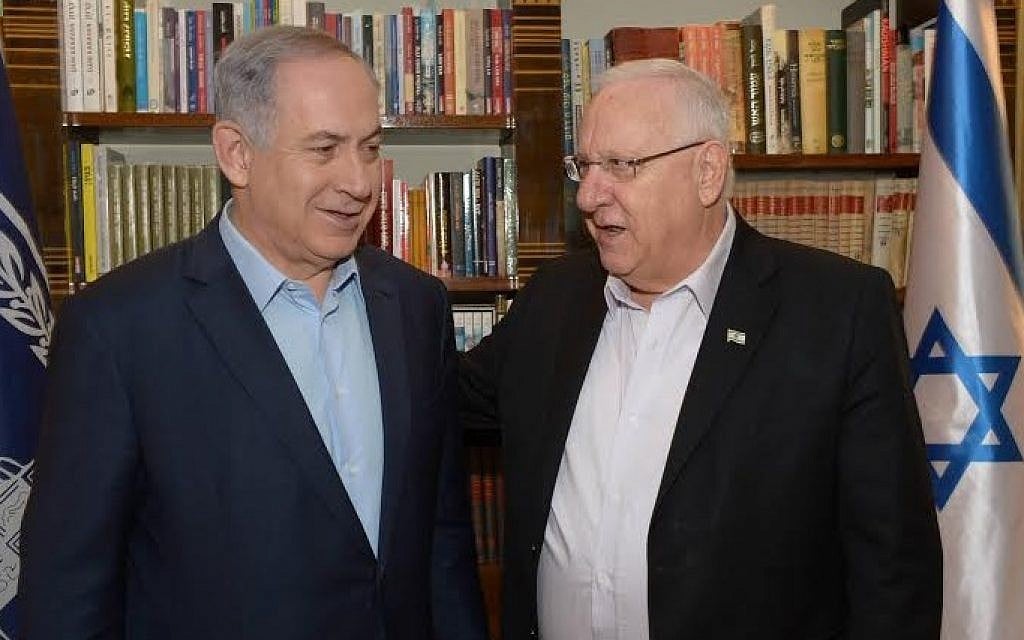 President Reuven Rivlin hosts Prime Minister Benjamin Netanyahu at his official residence in Jerusalem on April 22, 2016 (photo: Amos Ben Gersom/GPO)