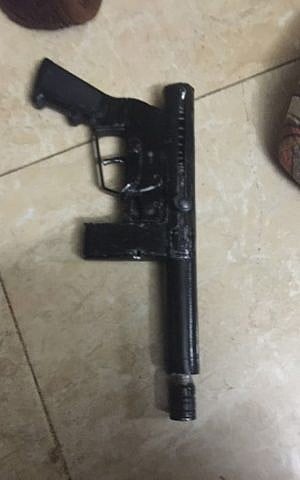 A Carlo-style submachine gun found by IDF troops in the Jenin refugee camp on April 6, 2016. (IDF Spokesperson's Unit)