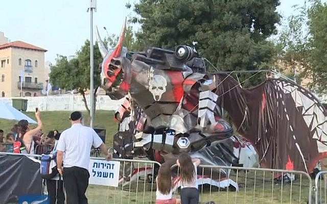 Visitors watch the dragon robot at the Geek PicNic held in Jerusalem during Passover 2016. (screen capture: YouTube) Visitors watch the dragon robot at the Geek PicNic held in Jerusalem during Passover 2016. (screen capture: YouTube)
