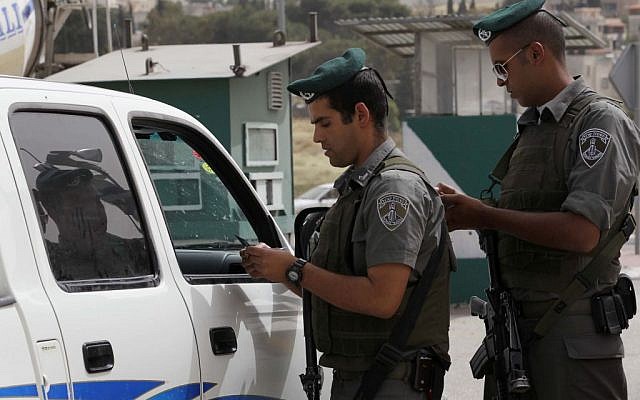 Illustrative photo of Border Policemen checking the papers of Palestinians drivers at a checkpoint, May 9 2010. (Nati Shohat/Flash90) Illustrative photo of Border Policemen checking the papers of Palestinians drivers at a checkpoint, May 9 2010. (Nati Shohat/Flash90)