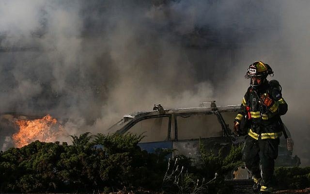 Firefighters and rescue personnel at the scene of a possible bus bombing in Jerusalem, on April 18, 2016. (Nati Shohat/FLASH90) Firefighters and rescue personnel at the scene of a possible bus bombing in Jerusalem, on April 18, 2016. (Nati Shohat/FLASH90)