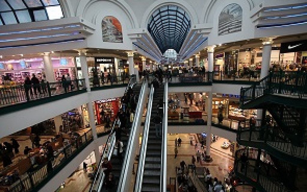 Israelis shopping in the Malha Mall in Jerusalem on March 15, 2009. (Photo by Yossi Zamir/Flash90)