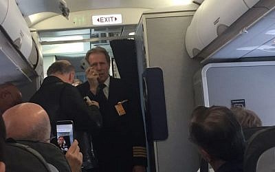 Lufthansa pilot updates passengers after their plane to Tel Aviv returned to Munich when an engine failed, April 21, 2016 (Ksenia Svetlova)