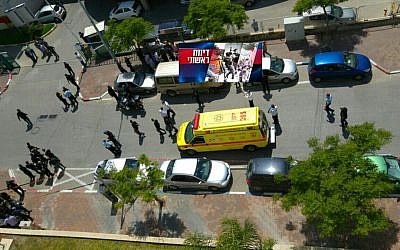 The scene of a stabbing attack in Rosh Ha'ayin on Sunday, April 3, 2016 (Israel Hatzolah)