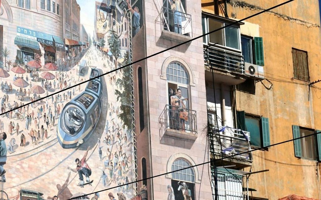 A mural depicting Jerusalem's light rail on the side of a building on Straus street (Shmuel Bar-Am)
