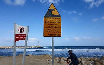 A new tsunami warning sign placed at the Ashkelon beach in time for a national drill on April 4, 2016. (Ashkelon Municipality)