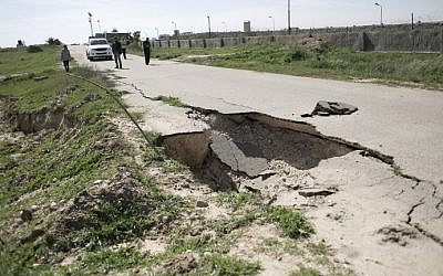 A picture taken on March 1, 2016 shows a deep crack on an asphalt road next to the border between Egypt and Gaza, in the city of Rafah, in the southern Gaza Strip.  (AFP PHOTO / SAID KHATIB)