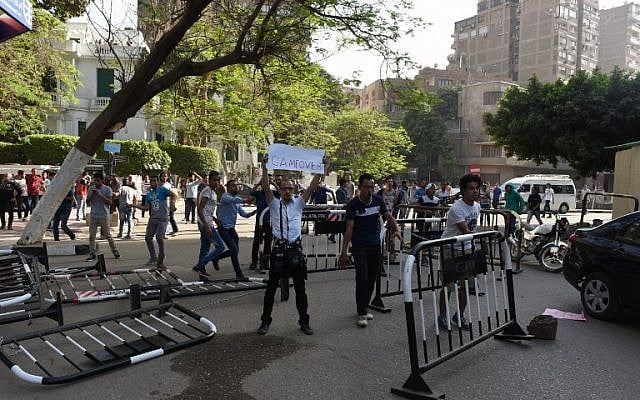 Egyptian protesters demonstrate in Cairo on April 25, 2016, against the handing over of two Red Sea islands to Saudi Arabia. (AFP/Mohamed el-Shahed) Egyptian protesters demonstrate in Cairo on April 25, 2016, against the handing over of two Red Sea islands to Saudi Arabia. (AFP/Mohamed el-Shahed)