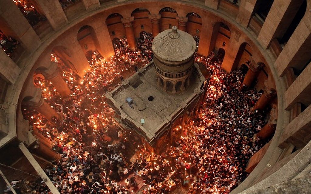 Christian Orthodox worshippers hold up candles lit from the 'Holy Fire' as thousands gather in the Church of the Holy Sepulchre in Jerusalem's Old City, on April 30, 2016, during the Orthodox Easter ceremonies.(AFP PHOTO / THOMAS COEX) Christian Orthodox worshippers hold up candles lit from the 'Holy Fire' as thousands gather in the Church of the Holy Sepulchre in Jerusalem's Old City, on April 30, 2016, during the Orthodox Easter ceremonies.(AFP PHOTO / THOMAS COEX)
