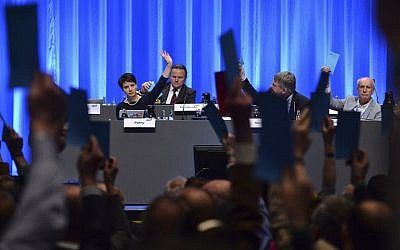 Delegates vote during a party congress of the German right wing party AfD at the Stuttgart Congress Center on May 1, 2016 (AFP/ Philipp GUELLAND)