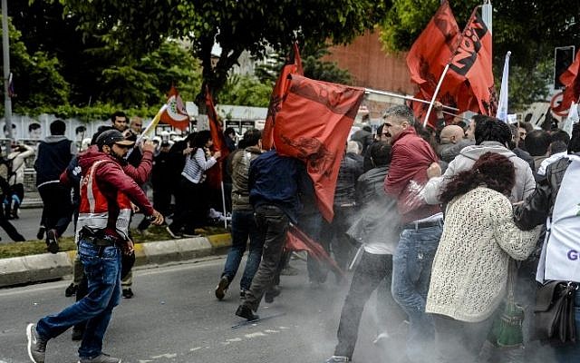 Anti-riot police attempt to disperse protesters at a May Day rally in Bakirkoy, a district of Istanbul, on May 1, 2016. (AFP PHOTO / BULENT KILIC)