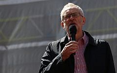 Britain's opposition Labour Party leader Jeremy Corbyn gives a speech from the top of a double-decker bus at a May Day rally in London on May 1, 2016. (AFP PHOTO/JUSTIN TALLIS)