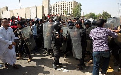 Iraqi security forces try to prevent supporters of cleric Moqtada al-Sadr from entering Baghdad's heavily fortified "Green Zone" the day after angry protesters broke into the area on May 1, 2016. (AFP PHOTO / AHMAD AL-RUBAYE)
