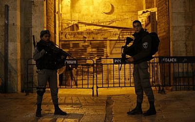 Border policemen stand guard outside at Damascus Gate, a main entrance to Jerusalem's Old City, late on May 2, 2016, following a stabbing attack. (AFP/AHMAD GHARABLI)