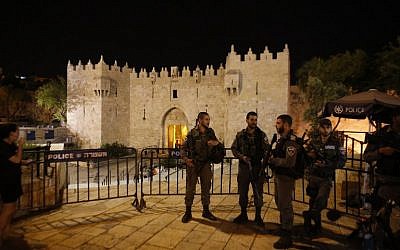 Border policemen stand guard outside at Damascus Gate, a main entrance to Jerusalem's Old City, late on May 2, 2016, following a stabbing attack that moderately wounded an Israeli man. (AFP/Ahmad Gharabli)