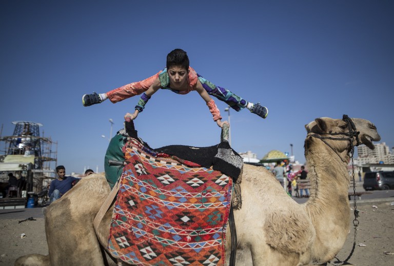 Palestinian teenager Mohammed al-Sheikh, 12, shows his skills in Gaza city on April 28, 2016. / AFP PHOTO / MAHMUD HAMS Palestinian teenager Mohammed al-Sheikh, 12, shows his skills in Gaza city on April 28, 2016. / AFP PHOTO / MAHMUD HAMS