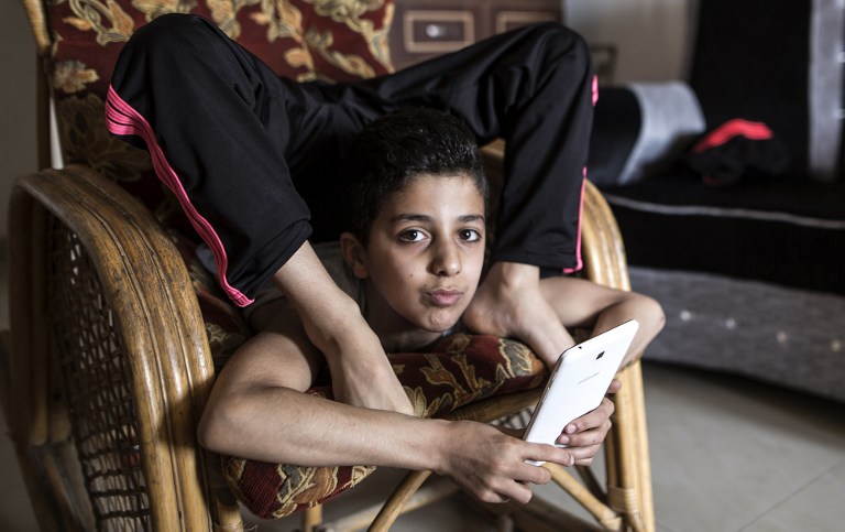 Palestinian teenager Mohammed al-Sheikh, 12, shows his skills at his house in Gaza city on May 2, 2016. / AFP PHOTO / MAHMUD HAMS Palestinian teenager Mohammed al-Sheikh, 12, shows his skills at his house in Gaza city on May 2, 2016. / AFP PHOTO / MAHMUD HAMS