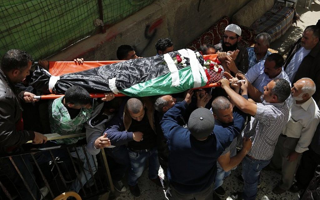 Mourners carry the body of Palestinian Ahmed Shahaada, 36, during his funeral in Betunia, near the city of Ramallah, on May 4, 2016. (AFP PHOTO / ABBAS MOMANI)
