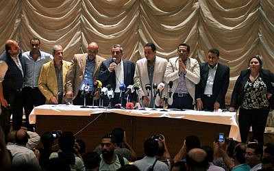 The head of the Egyptian journalists' union, Yahiya Kallash, center, speaks next to members of the association during an emergency general assembly on May 4, 2016, at their headquarters in Cairo. (AFP/Khaled Desouki)