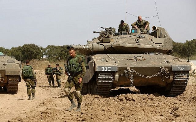 Israeli soldiers stand guard with their tank along the border between Israel and the Gaza Strip near the southern Israeli kibbutz of Nahal Oz on May 4, 2016. (AFP/Menahem Kahana) Israeli soldiers stand guard with their tank along the border between Israel and the Gaza Strip near the southern Israeli kibbutz of Nahal Oz on May 4, 2016. (AFP/Menahem Kahana)