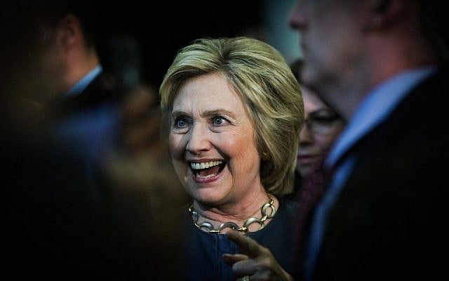 Democratic presidential candidate Hillary Clinton greets supporters at a rally in Oakland, California, on May 6, 2016 (AFP PHOTO / GABRIELLE LURIE)