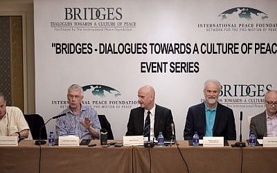 (L-R) Nobel laureate Aaron Ciechanover, Nobel laureate Dr. Sir Richard J. Roberts, chairman of the board of directors of the International Peace Foundation Uwe Morawetz, chairman of the Advisory Board of the International Peace Foundation Prince Alfred of Liechtenstein and Nobel laureate Finn E. Kydland attend a press conference in Beijing on May 7, 2016. (AFP PHOTO/NICOLAS ASFOURI)