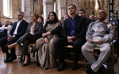 Britain's incoming London Mayor Sadiq Khan (L) sits with his wife Saadiya (2L), during his swearing-in ceremony at Southwark Cathedral in central London on May 7, 2016. (Yui Mok/Pool/AFP)
