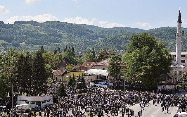 People gather on the main square, during the inauguration ceremony of the Ferhat-Pasha mosque, in Banja Luka, on May 7, 2016 (AFP Photo) People gather on the main square, during the inauguration ceremony of the Ferhat-Pasha mosque, in Banja Luka, on May 7, 2016 (AFP Photo)
